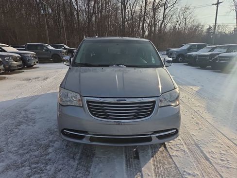 Used 2013 Chrysler Town & Country Touring-L w/ Driver Convenience Group image 2