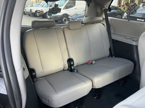 Used 2019 Toyota Sienna image 17