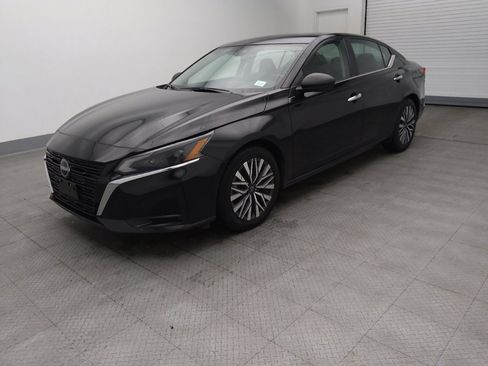 Used 2024 Nissan Altima 2.5 SV image 3