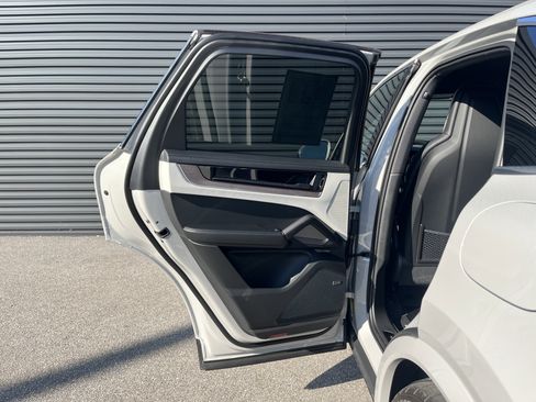 Certified 2025 Porsche Cayenne S image 38