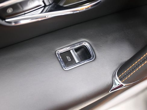 Used 2019 Bentley Bentayga image 48