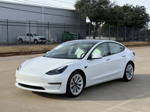 Used 2023 Tesla Model 3 Standard Range image 3