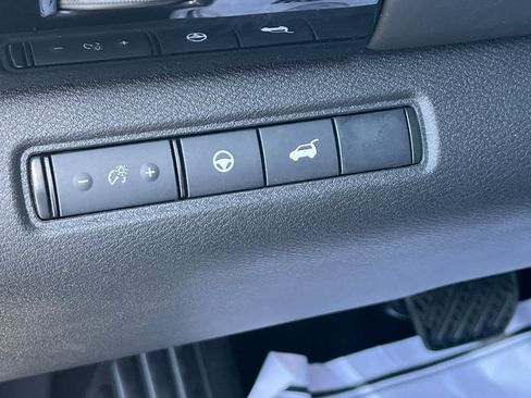 Used 2025 Nissan Pathfinder SV image 12