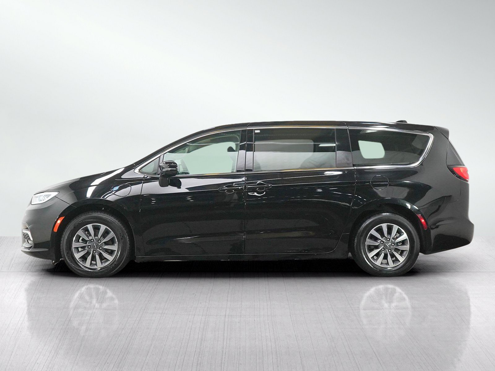 Used 2024 Chrysler Pacifica Limited FWD image 2