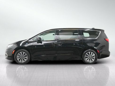 Used 2024 Chrysler Pacifica Limited FWD image 2