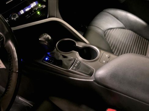 Used 2022 Toyota Camry SE w/ Cold Weather Package FWD image 16