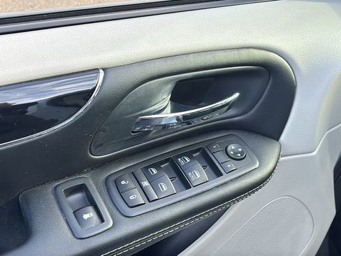 Used 2019 Dodge Grand Caravan SXT image 14