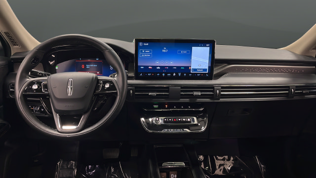 Used 2025 Lincoln Corsair Grand Touring AWD/4WD image 11