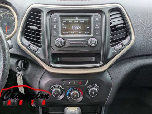 Used 2018 Jeep Cherokee Latitude FWD image 21