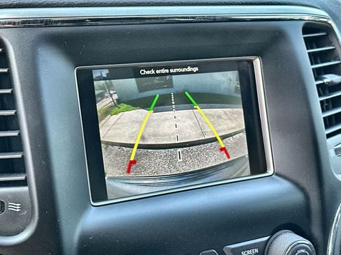 Used 2018 Jeep Grand Cherokee Laredo AWD/4WD image 26