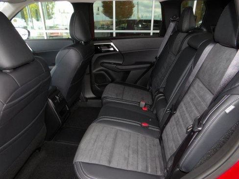 New 2025 Mitsubishi Outlander SE image 16