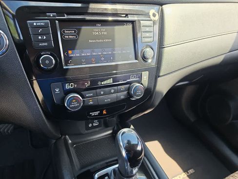 Used 2019 Nissan Rogue SV AWD/4WD image 18