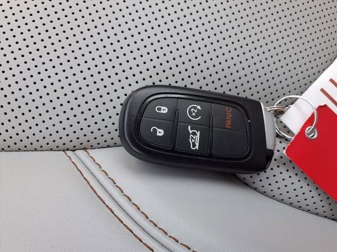 Certified 2021 Jeep Cherokee Latitude Lux w/ Comfort/Convenience Group image 16