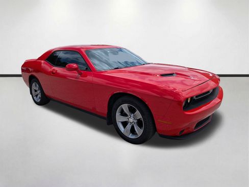 Used 2019 Dodge Challenger SXT RWD image 2