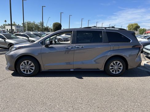 Used 2023 Toyota Sienna XLE w/ XLE Plus Package image 3