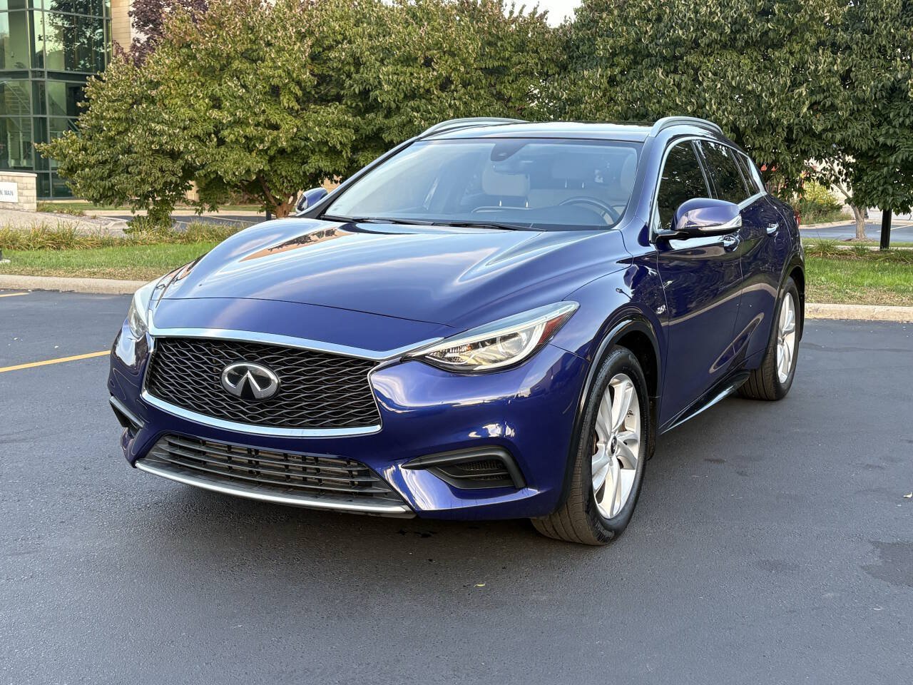 Used 2018 INFINITI QX30 FWD image 2