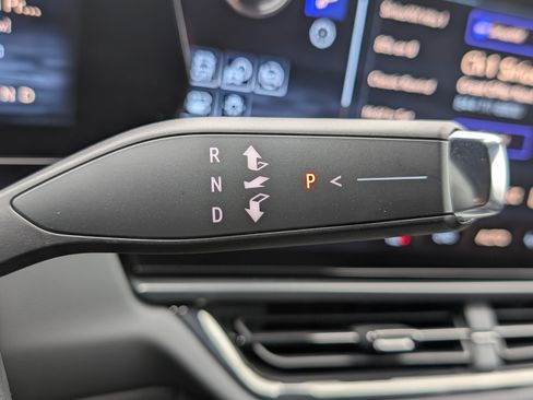 Used 2025 Chevrolet Equinox EV RS image 31