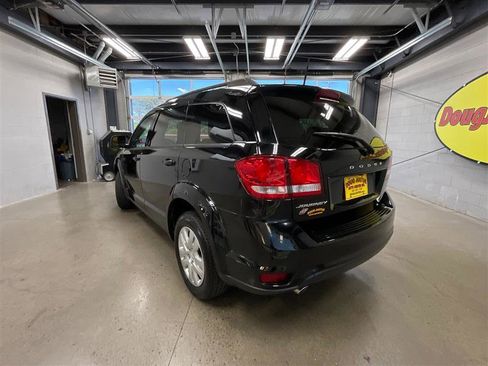 Used 2019 Dodge Journey SE image 3