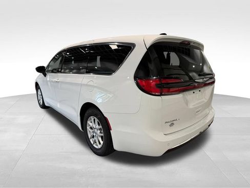 Used 2024 Chrysler Pacifica Touring-L FWD image 7