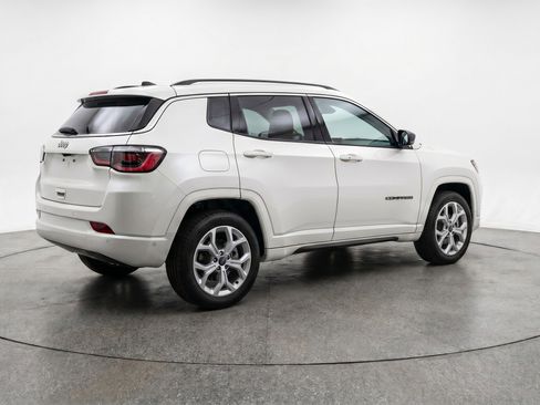 Used 2025 Jeep Compass Latitude AWD/4WD image 9