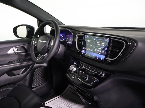 Used 2025 Chrysler Pacifica Select FWD image 23