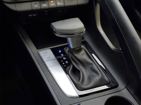 Used 2025 Hyundai Elantra SE image 21