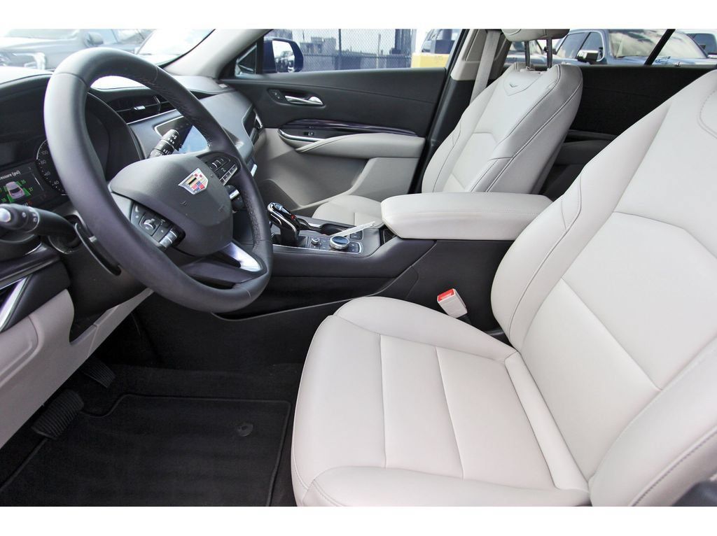 Certified 2023 Cadillac XT4 Luxury FWD image 6