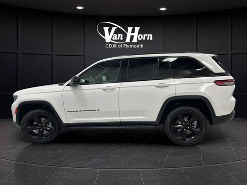 Used 2024 Jeep Grand Cherokee Limited w/ Luxury Tech Group II AWD/4WD image 4