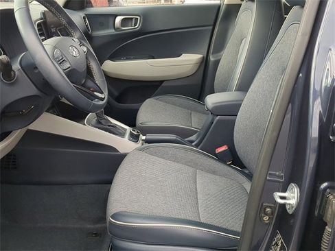 Used 2023 Hyundai Venue Limited image 13