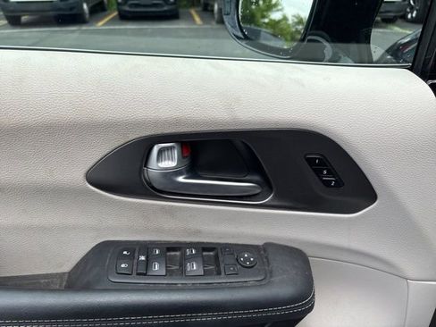 Used 2024 Chrysler Pacifica Touring-L image 10