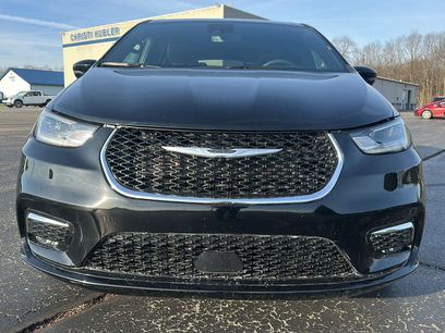 Used 2025 Chrysler Pacifica Select