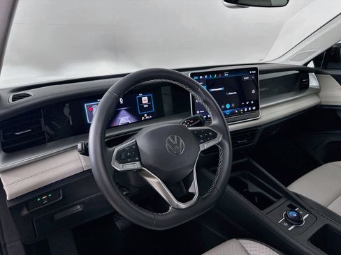 Certified 2025 Volkswagen Tiguan SE AWD/4WD image 30
