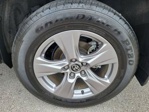 Used 2025 Toyota RAV4 XLE w/ Convenience Package FWD image 9