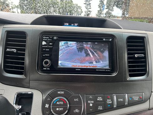 Used 2012 Toyota Sienna XLE image 21