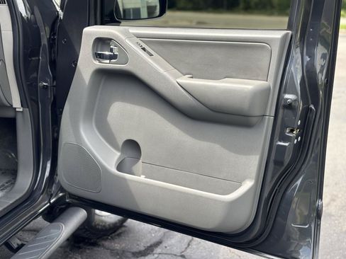 Used 2011 Nissan Frontier SL AWD/4WD image 37