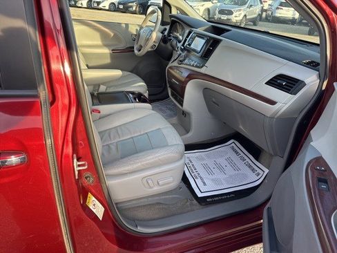 Used 2013 Toyota Sienna XLE image 19