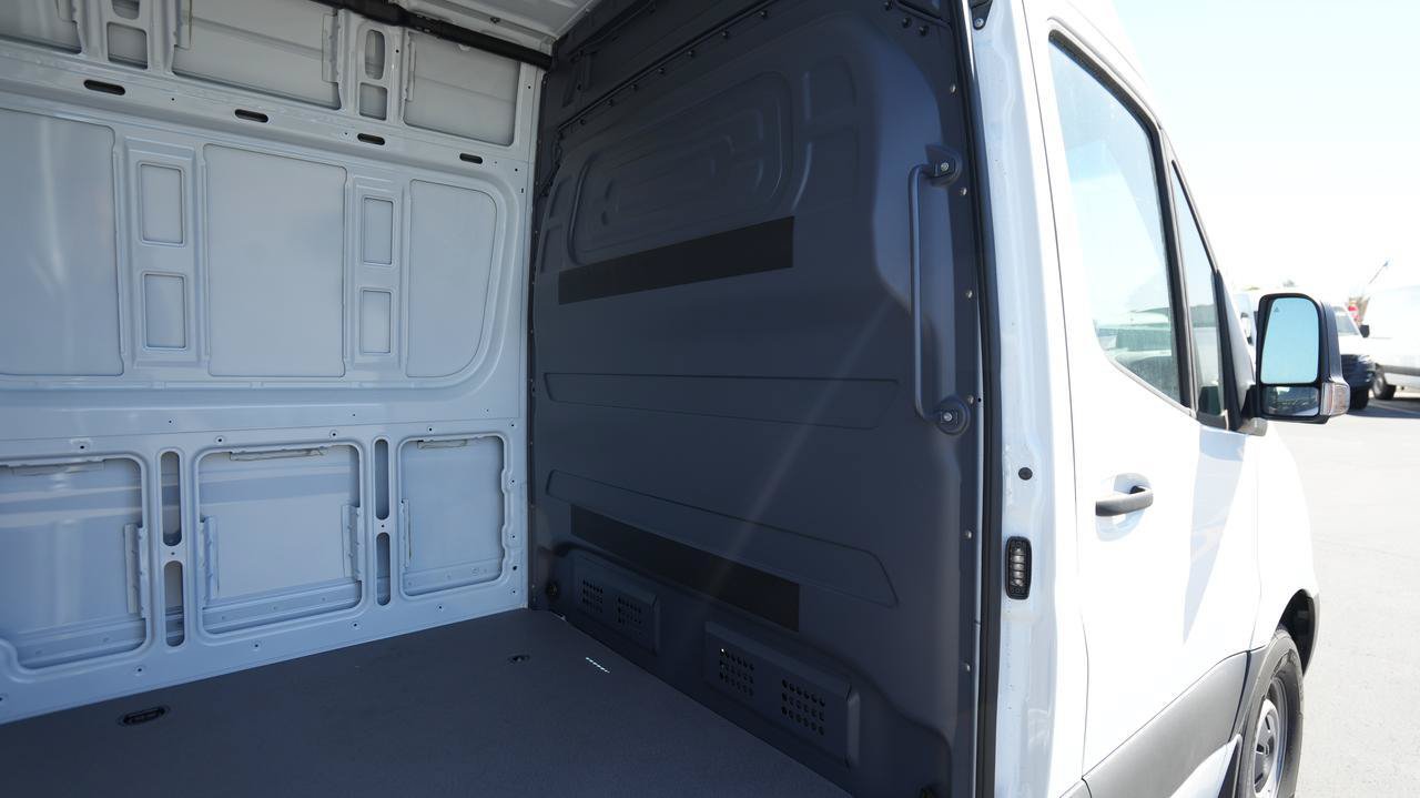 Used 2024 Mercedes-Benz Sprinter 2500 image 9