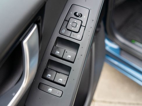 Certified 2025 Kia Niro EX image 16