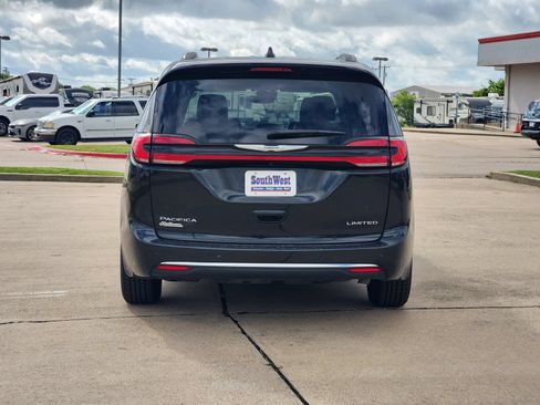 Used 2023 Chrysler Pacifica Limited FWD image 8
