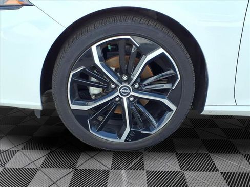 Used 2024 Nissan Altima 2.5 SR FWD image 9