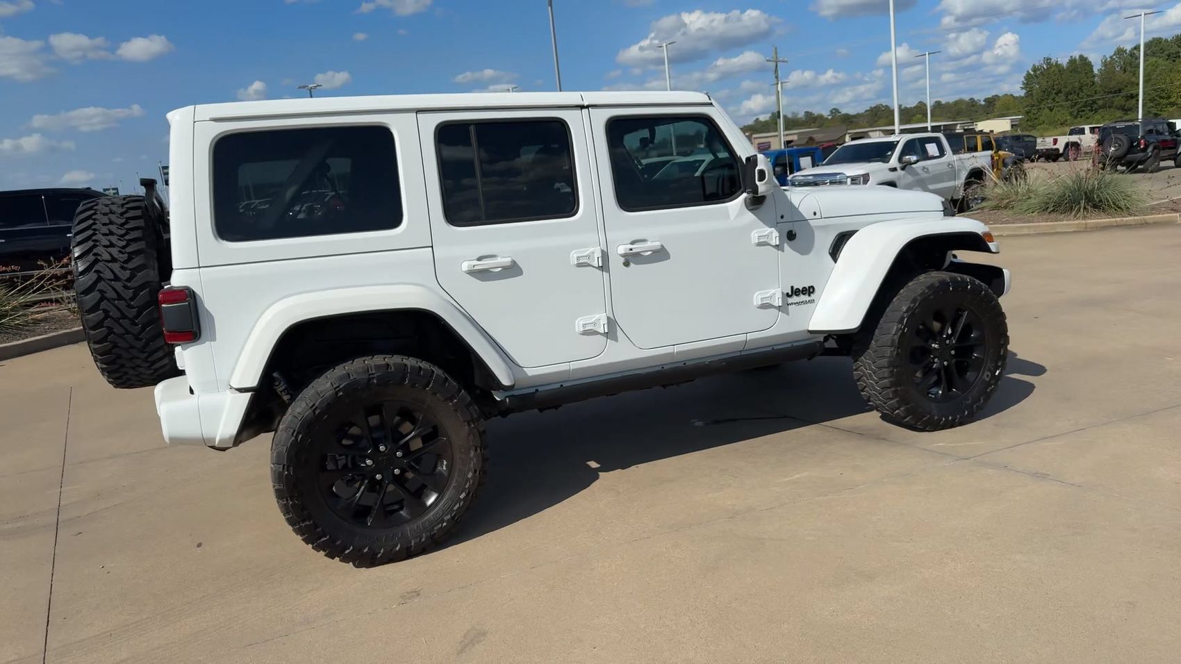 Used 2021 Jeep Wrangler Unlimited Sahara AWD/4WD image 9