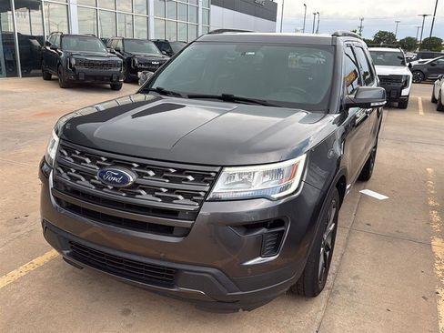 Used 2018 Ford Explorer XLT w/ Equipment Group 202A FWD image 2