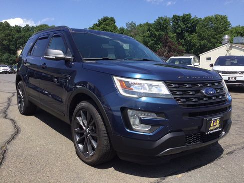Used 2017 Ford Explorer XLT w/ Equipment Group 202A AWD/4WD image 6