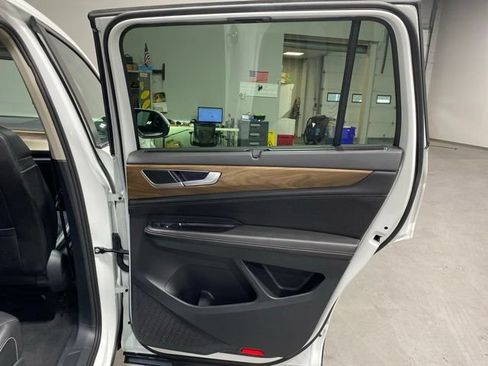 Used 2025 Volkswagen Atlas SE AWD/4WD image 27