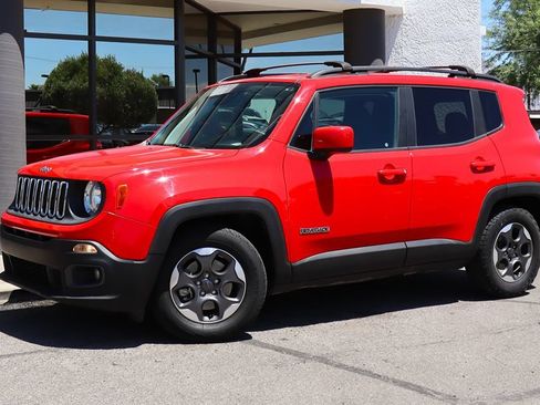 Used 2018 Jeep Renegade Latitude FWD image 3