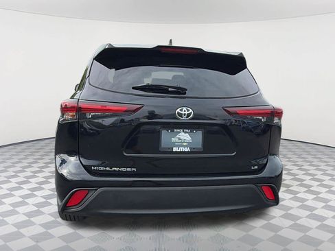 Used 2025 Toyota Highlander LE FWD image 6