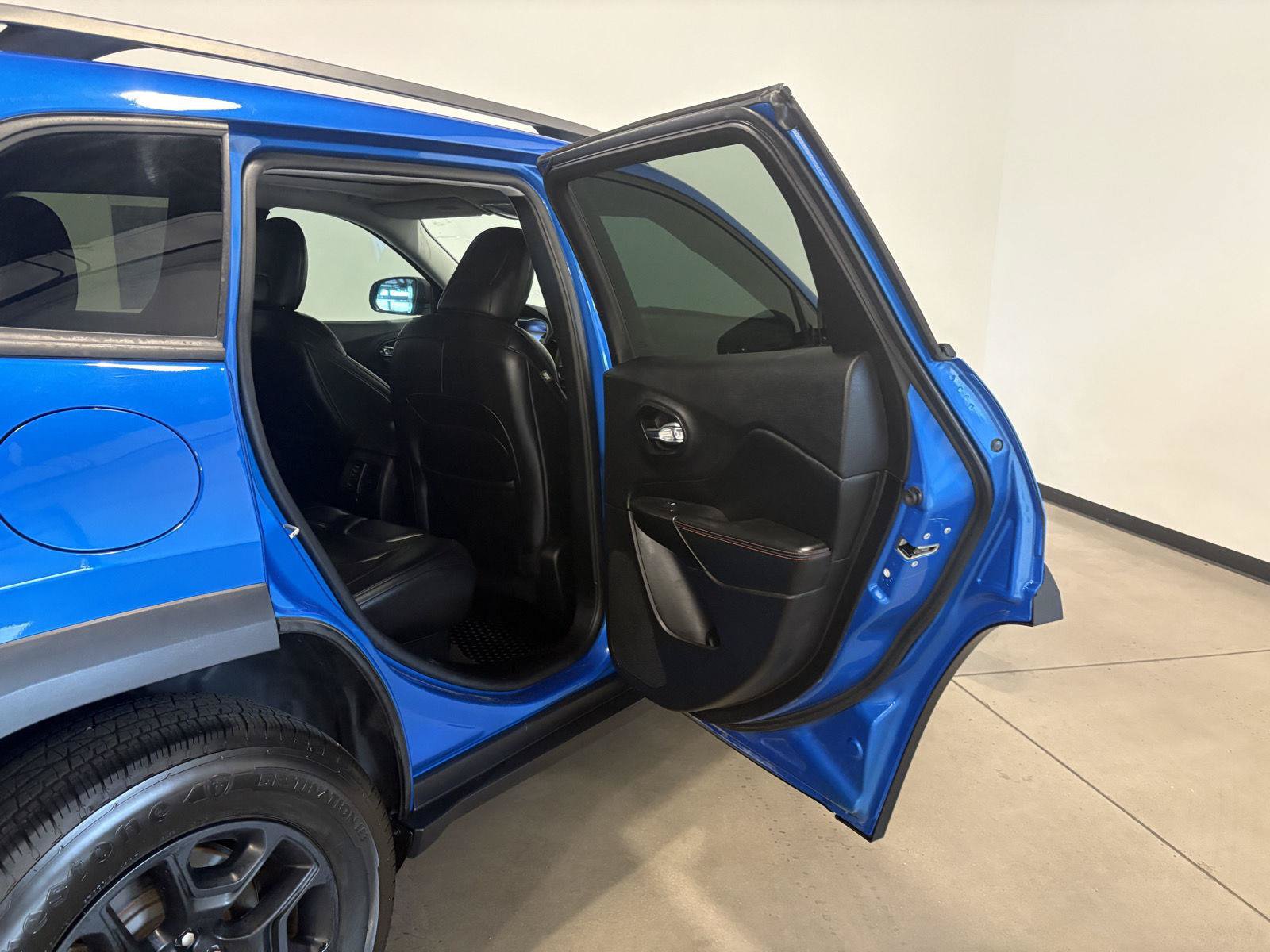 Used 2021 Jeep Cherokee Trailhawk w/ Sun, Sound & Nav Group AWD/4WD image 37