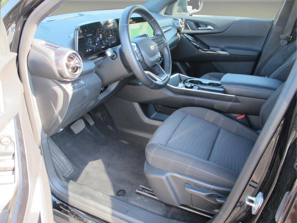 Used 2026 Chevrolet Equinox LT FWD image 8