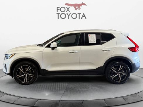Used 2023 Volvo XC40 B5 Core w/ Convenience Package image 3
