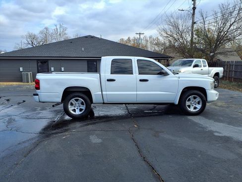 Used 2011 Dodge Dakota Big Horn image 2